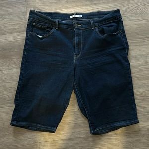 Levi’s Dark Denim Jean Bermuda Stretchy Shorts, Pre-owned, Size 32